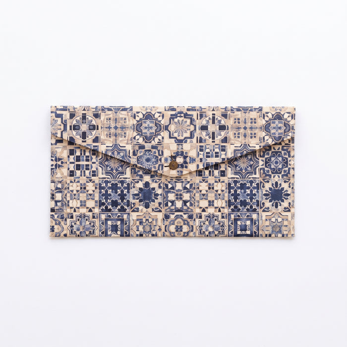 Pochette en liège écologique – Motif Azulejo bleu, fermoir pression vieilli