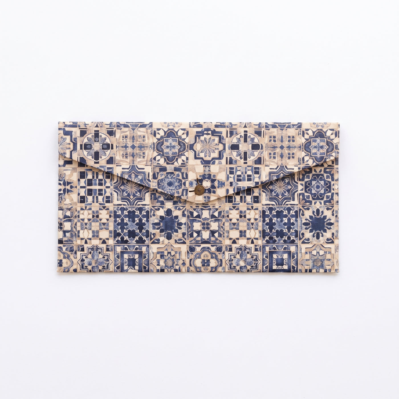 Pochette en liège écologique – Motif Azulejo bleu, fermoir pression vieilli